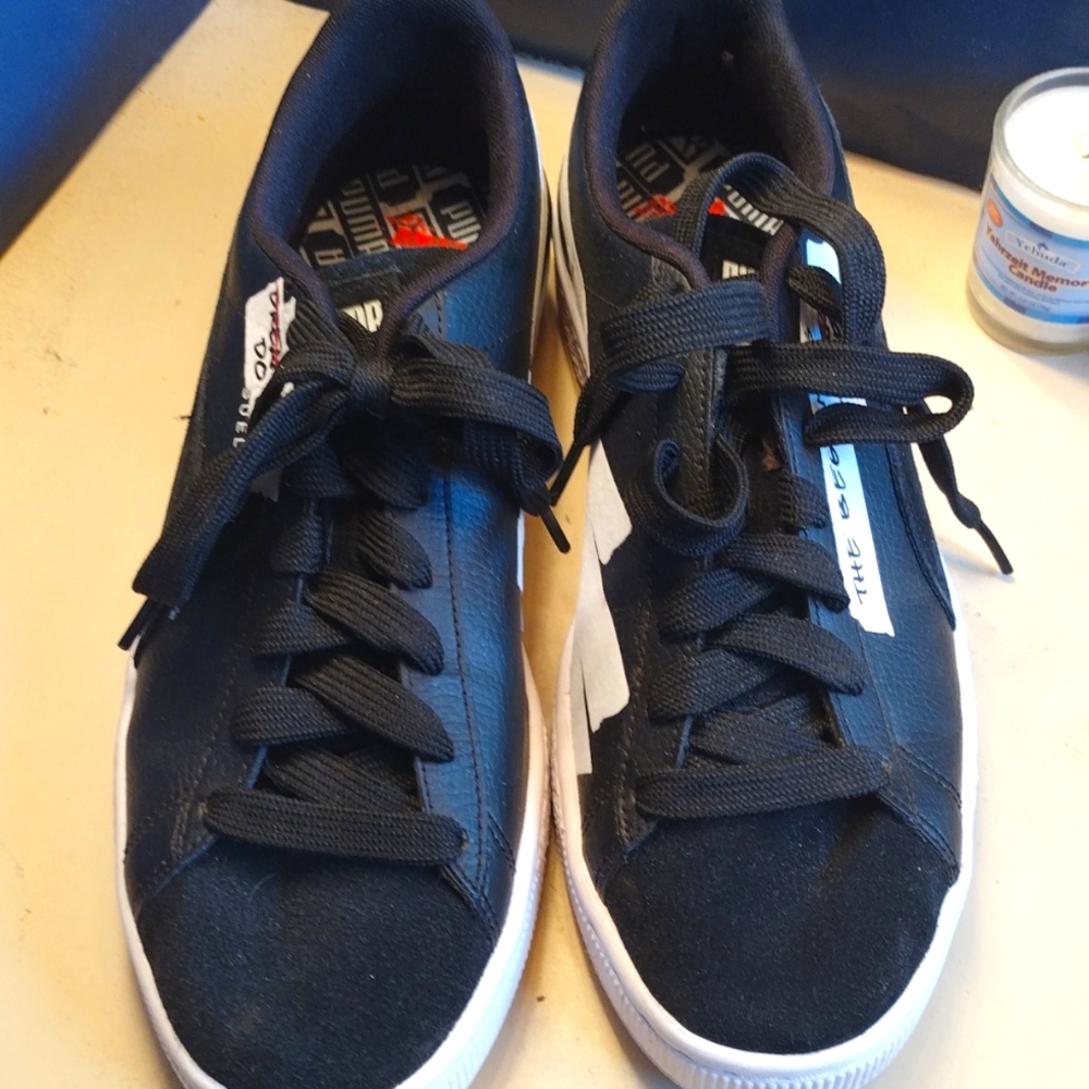 Black suede Pumas